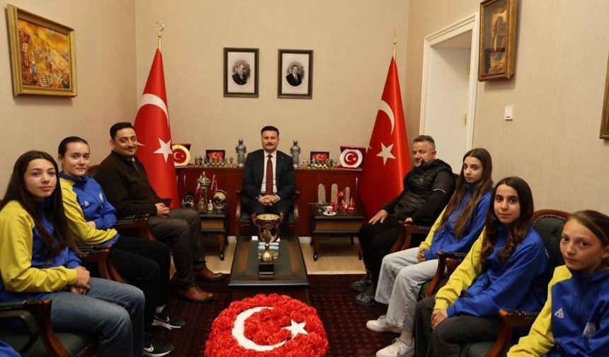 Gökçeada’nın Gururu Kız Futsal Takımı’na Kaymakam Desteği