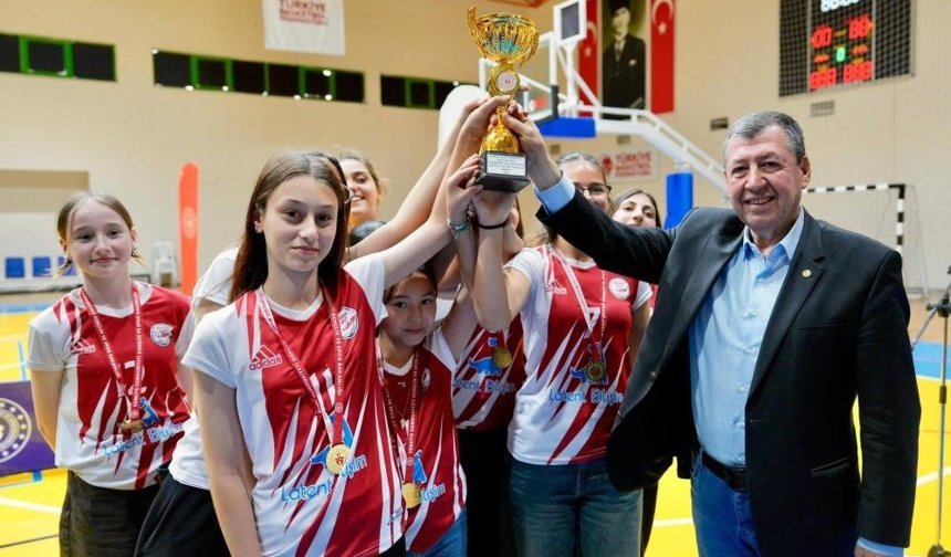 Burhaniye’de Spor Şöleni: 350 Çocuk Gelecek İçin Yarıştı!