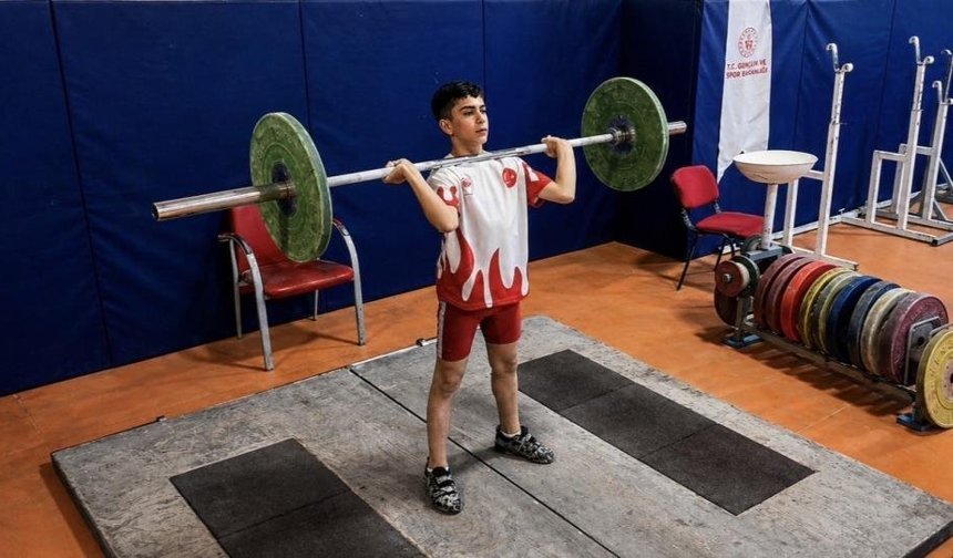 12 Yaşındaki Ağrılı Osman Halterde Türkiye Şampiyonu Oldu