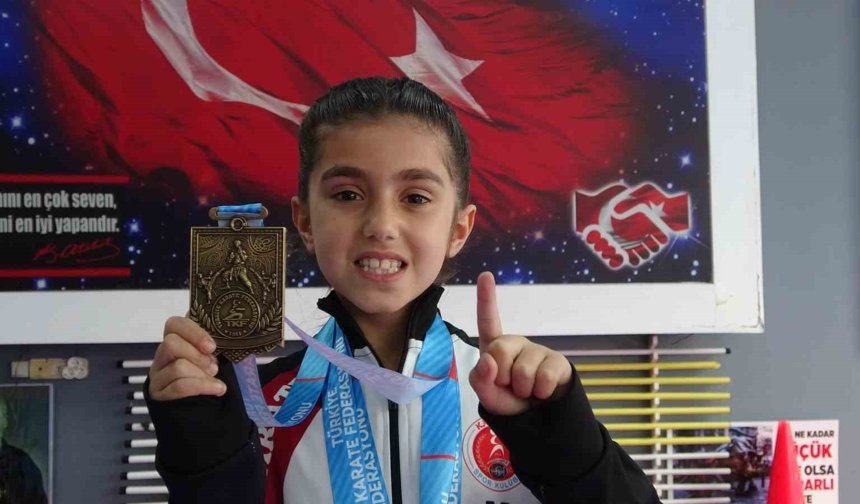 5 yaşında başladığı karate sporunda 7 yaşında Türkiye şampiyonu oldu