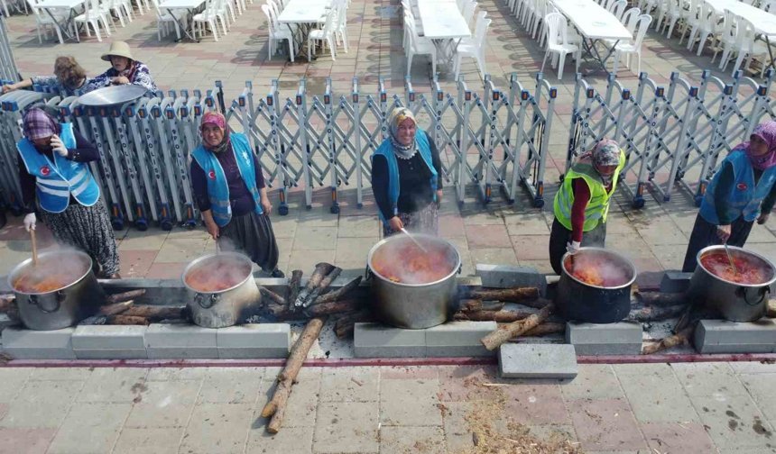 71 mahalleden kadınlar 71 kazanda yemek yaptı, binlerce kişiye ikram etti
