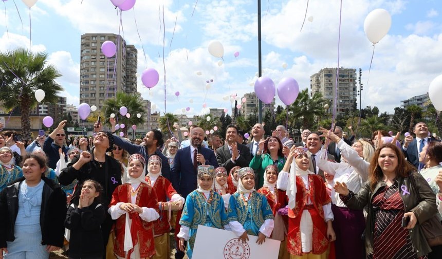 Adana'da gökyüzüne mor balonlar bırakıldı