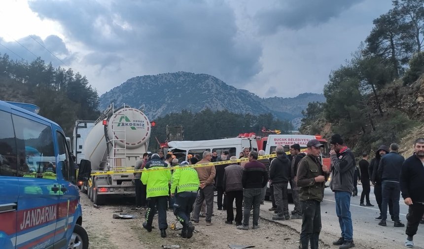 Antalya-Isparta karayolunda işçileri taşıyan minibüs ile beton mikseri çarpıştı: 7 ölü, 7 yaralı