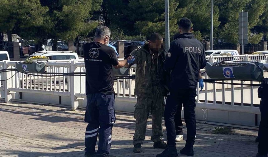 Antalya'da alt geçit demirlerine çıkan genci polis ikna edip indirdi
