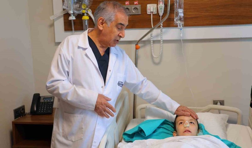 Burun tıkanıklığı ve işitme kaybı şikayetiyle gitti, ameliyatta dev bir polip çıkartıldı