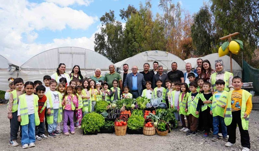 Çocuk serasında minikler yetiştirdikleri sebzeleri hasat etti