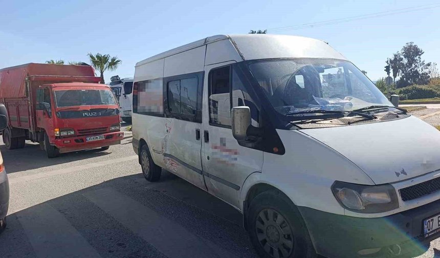 Kamyonun kamyonet ile çarpıştığı kaza kamerada