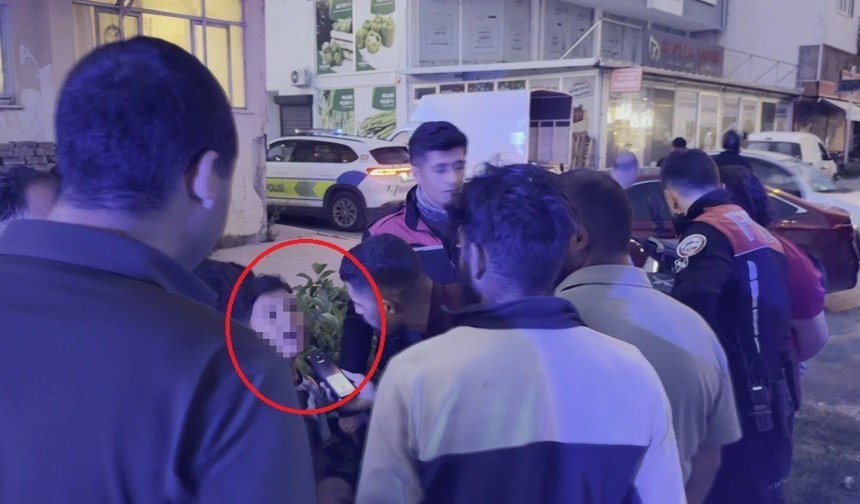 Kazada hafif yaralanan küçük kardeşleri kimse ikna edemedi: Babadan gelen telefonla ambulansa bindiler