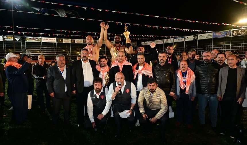 Kepez'de 12 yıl sonra er meydanı kuruldu: 984 pehlivan kıyasıya mücadele etti