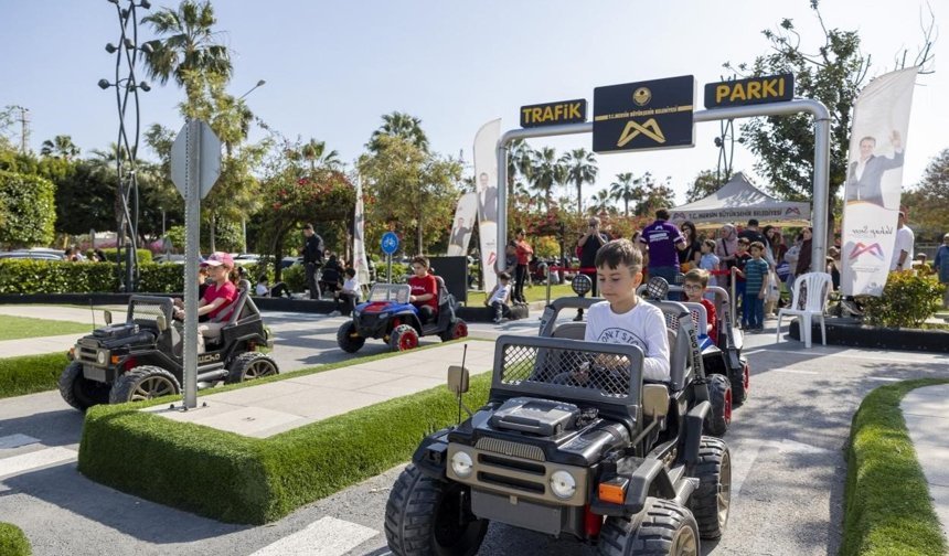 Mersin'de 23 Nisan coşkusu bilimden doğaya taştı