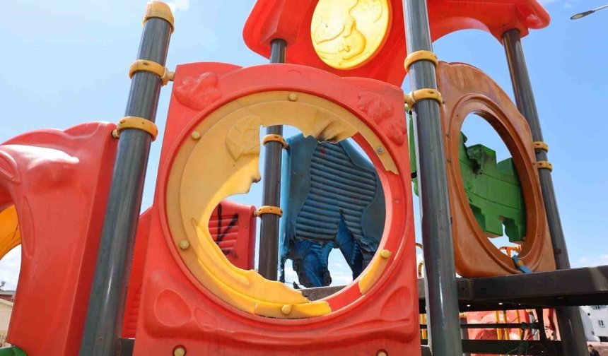 Mersin'de çocuk parkına çirkin saldırı: Oyun grupları ateşe verildi