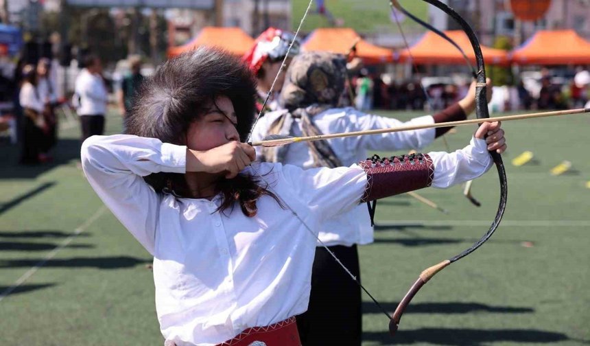 Mersin'de geleneksel okçuluk şöleni: 13 ilçeden 150 sporcu katıldı