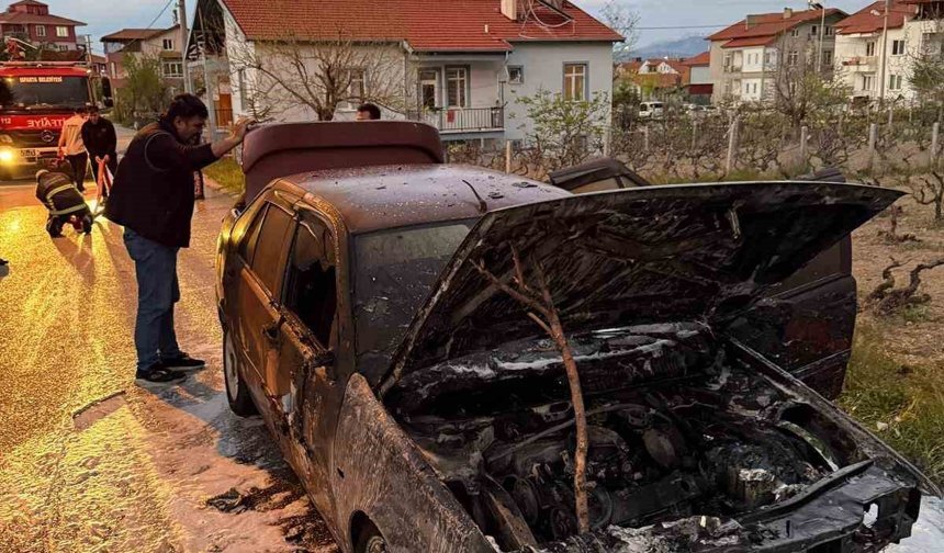 Motor kısmında çıkan yangın otomobili küle çevirdi