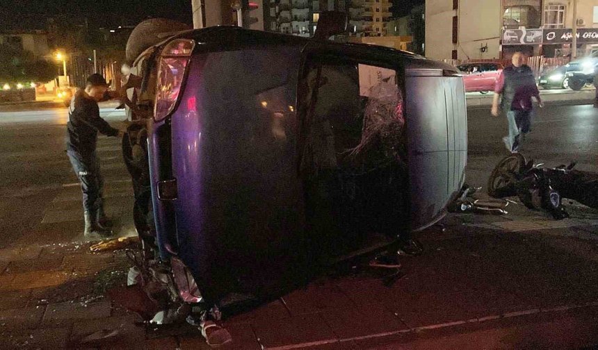 Erdemli’de Kırmızı Işık Kazası: Araç Devrildi, 3 Yaralı