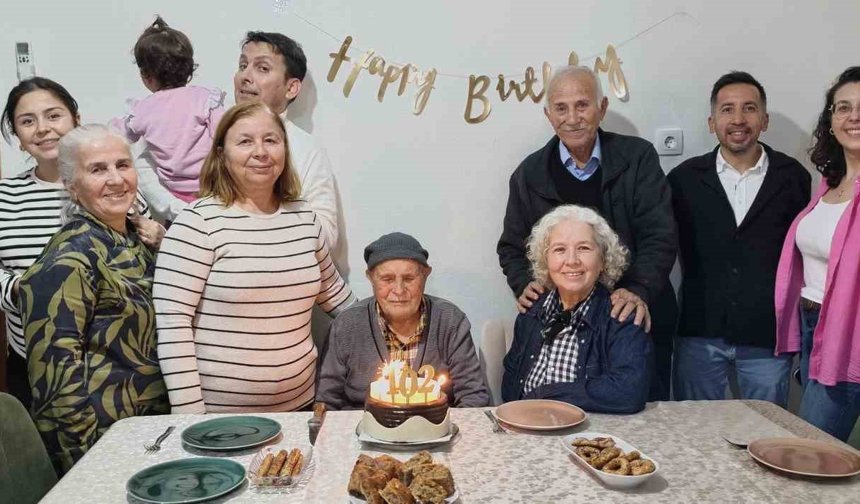 Mustafa dede, 102'nci yaş gününü çocukları ve torunlarıyla kutladı