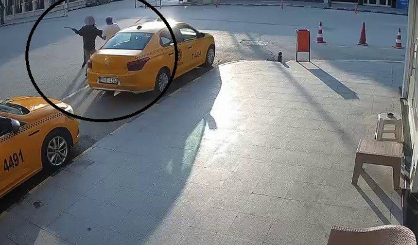 15 Suç Kaydıyla Çıktı, Önüne Geleni Satırla Yaraladı