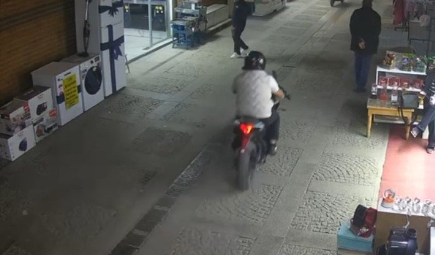 Tarihi çarşıda motosiklet kazası: Yayaya çarpıp kaçtı