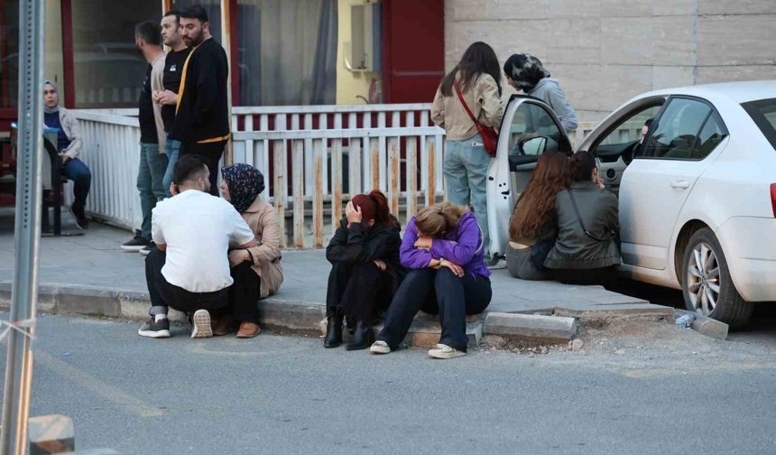 Yaralı öğrencilerin ailelerinin hastane önündeki bekleyişi sürüyor