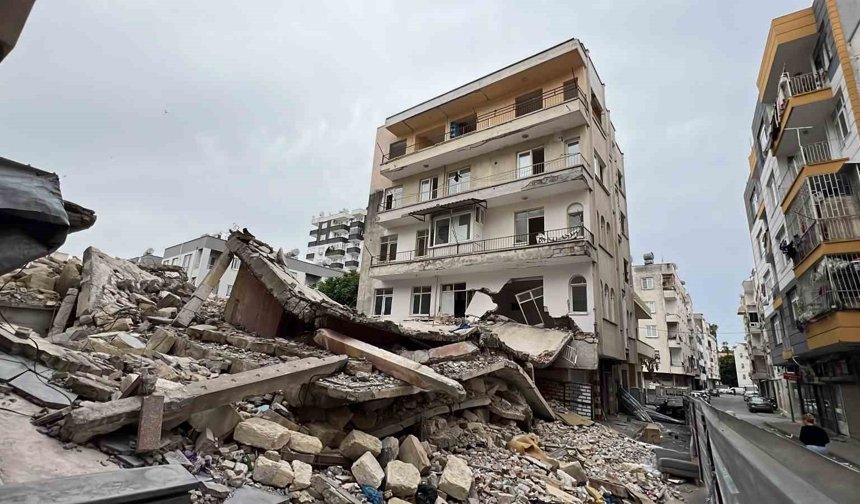 Yıkımda zarar gören binanın sakinleri: 'Müteahhide ulaşamıyoruz'