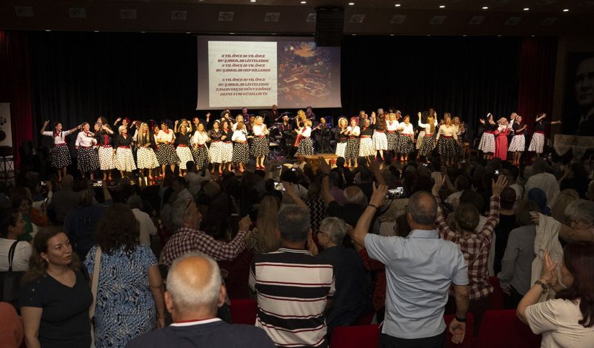 Mersinliler 'Naftalin Kokulu' Konserle Maziye Döndü