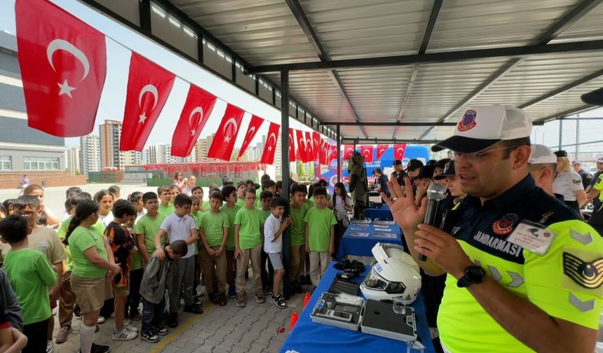 Jandarmadan İlkokul Öğrencilerine Renkli Ziyaret