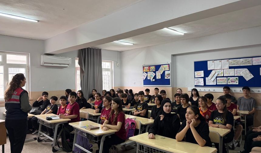 Jandarmadan Öğrencilere Güvenli İnternet Eğitimi