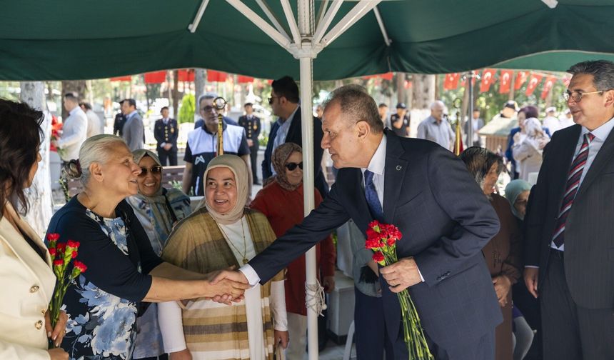 Başkan Vahap Seçer Şehitlikte Ailelerle Buluştu