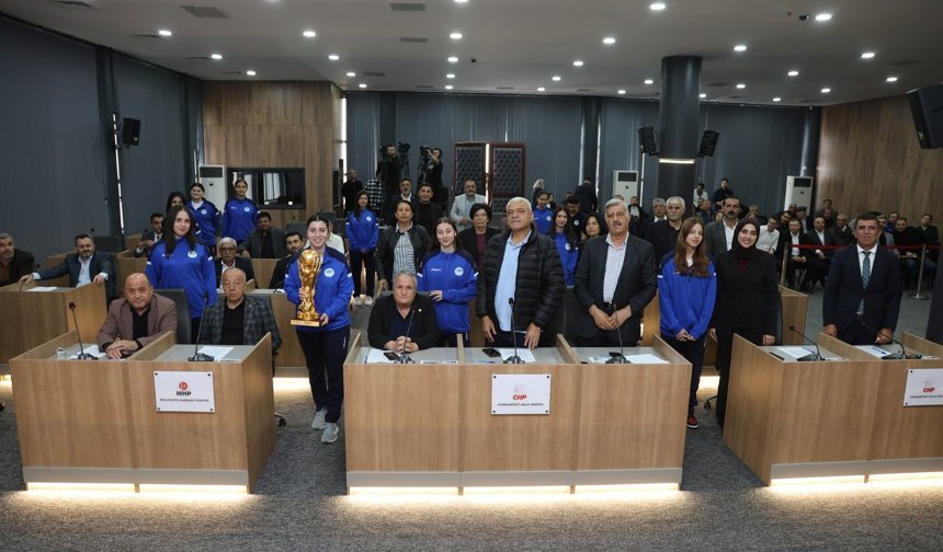 Toroslar’ın Şampiyon Kadınları Mecliste Alkışlandı