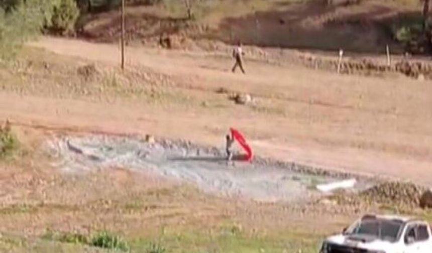 14 yaşındaki Yusuf, yere düşen bayrağı almak için piste koştu