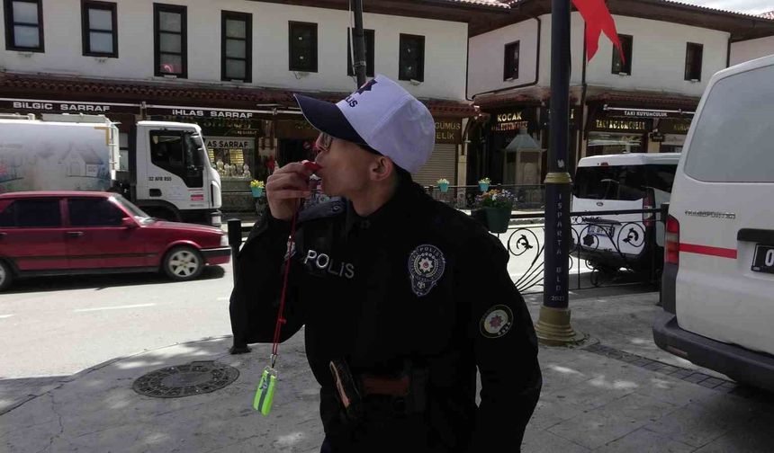 15 yıldır evinde polis üniformasıyla gezen Mert'in polis olma hayali gerçek oldu