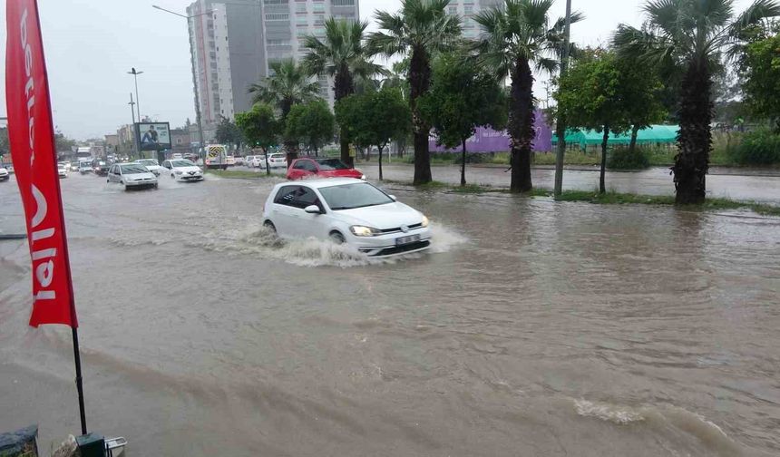 Adana'yı sağanak yağış vurdu, yollar göle döndü