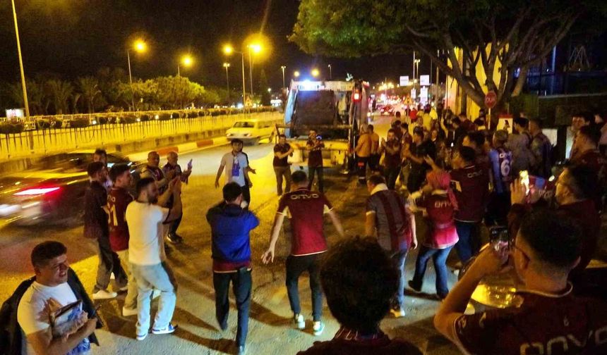 Antalya'da bordo-mavili taraftarlardan kupa coşkusu