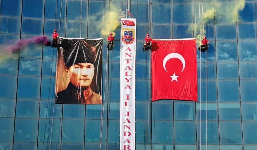 Antalya'da JAK timi, halatla sarktıkları 64 metre yükseklikte Türk bayrağı açtı