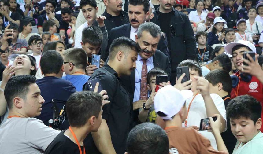 Bakan Tekin: '100 ortaöğretim öğrencisinin 43'ü mesleki eğitime kayıt yaptırdı'