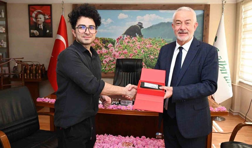 Başkan Başdeğirmen, Çin'de 40 milyon takipçili fenomene Isparta gülünü anlattı