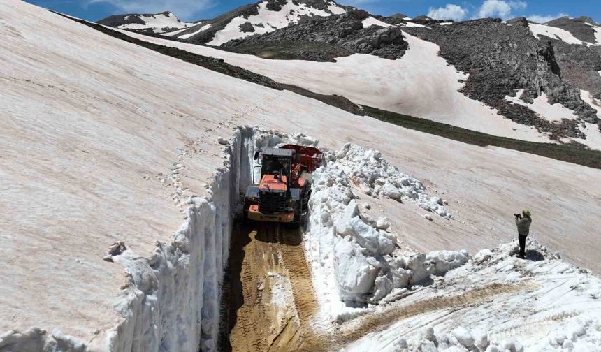 Bir yanda 6 metrelik kar altında mücadele diğer yanda sahillerde yaza hazırlık
