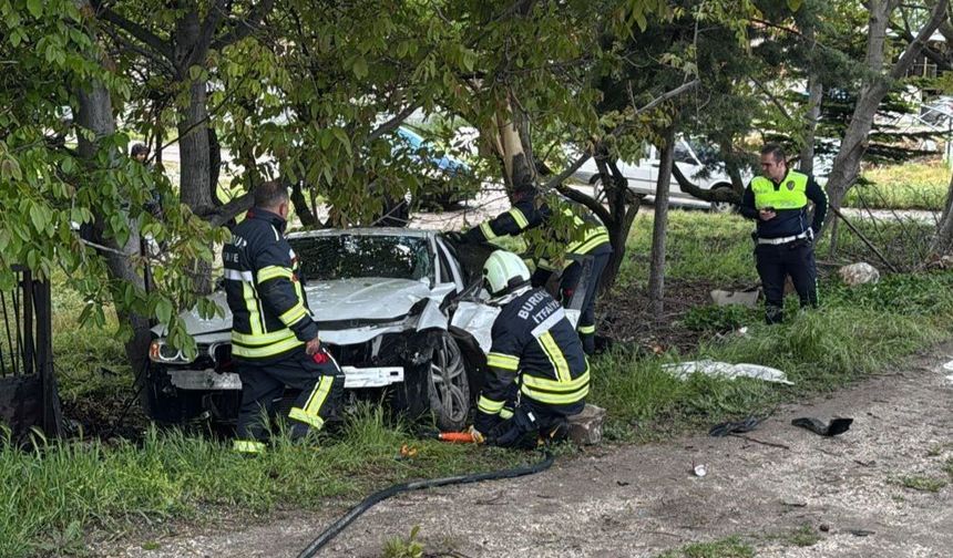 Burdur'da kontrolden çıkan otomobil ağaca çarptı