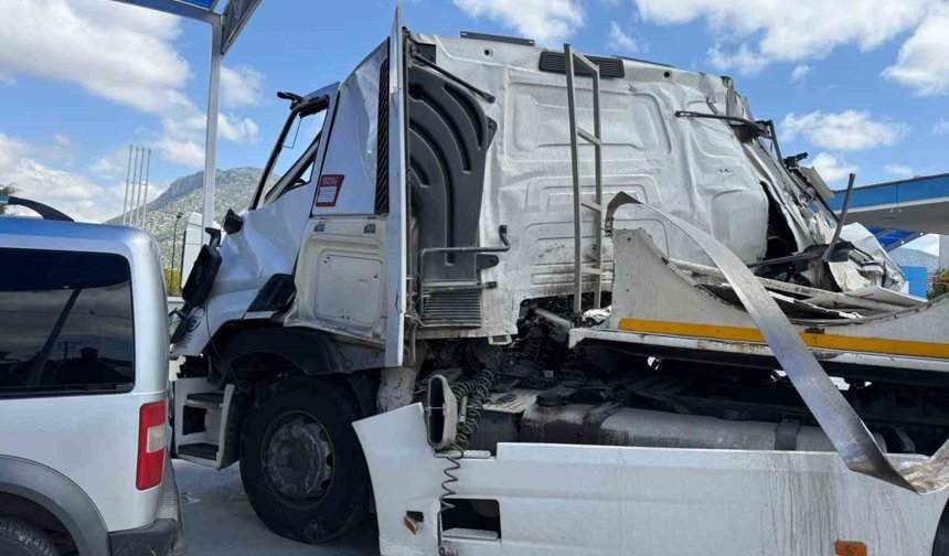 Burdur'da tır, kamyona çarptı: 1 yaralı