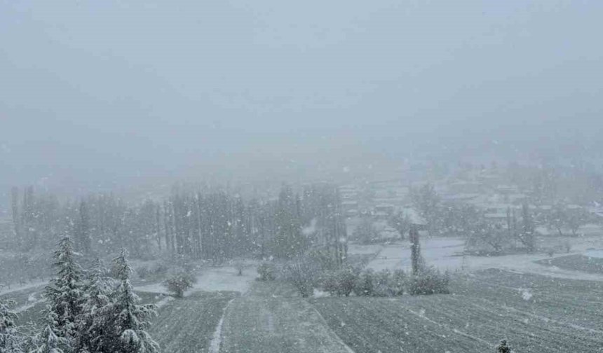 Burdur'un yüksek kesimlerine kar yağdı