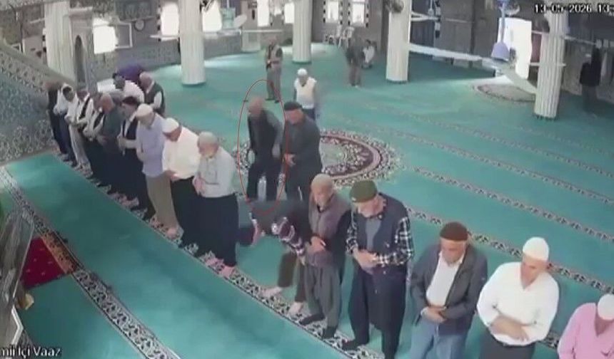 Camide namaz kıldığı sırada kalp krizi geçiren yaşlı adam, imamın kalp masajıyla hayata döndü