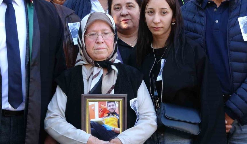 Duruşmaya oğlunun portresiyle gelen anne: 'Ne olur bir an önce ceza verin de buralara gelmeyeyim'