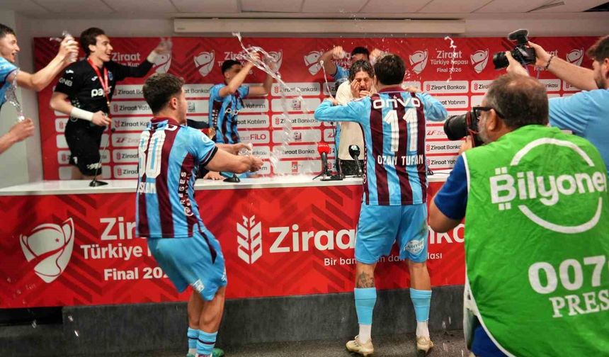 Fatih Tekke: 'Çok şükür taraftarımızı mutlu ettik, camiamıza bir kez daha kupa kazandırdık'