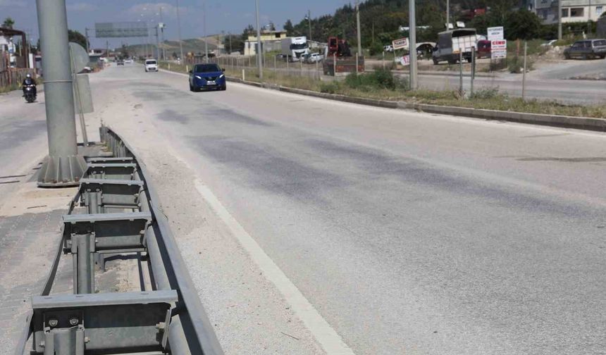 Firari koyun sürüsü kara yoluna çıkıp, üst geçidi kullandı