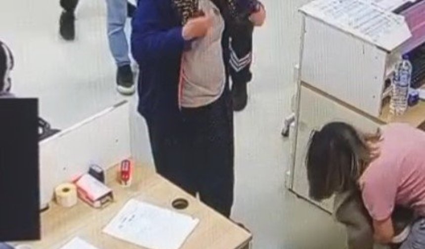 Hastane kantininde boğazına şeker kaçan Mina'yı hemşire kurtardı