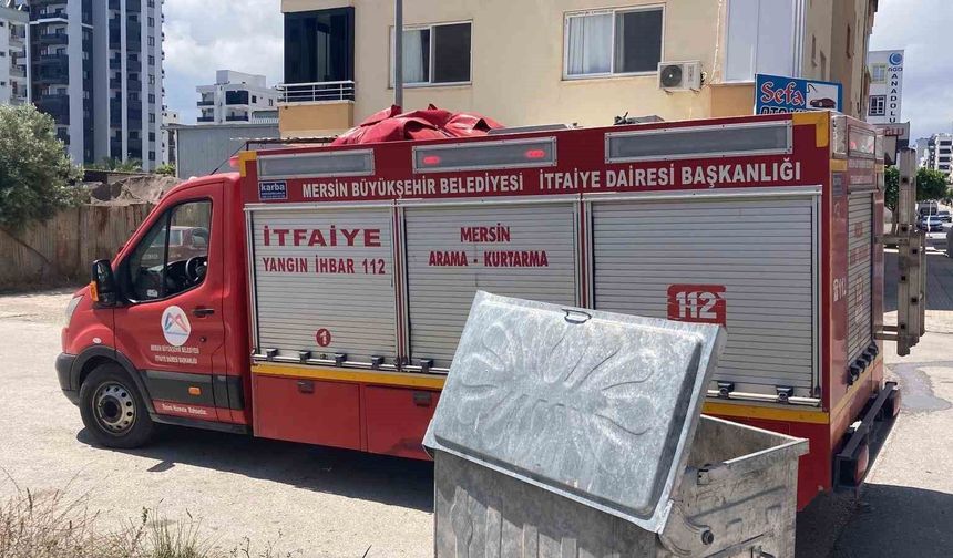İşyerinin arkasındaki eşyalar yandı, çevreyi kara dumanlar kapladı