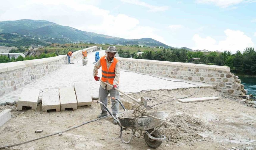 Kahramanmaraş'ta tarihi Ceyhan Köprüsü yenileniyor