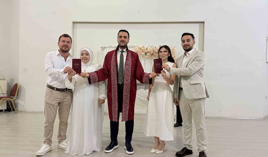Kardeşlerin çifte mutluluğu: Aynı gün evlenip, birbirlerine şahit oldular
