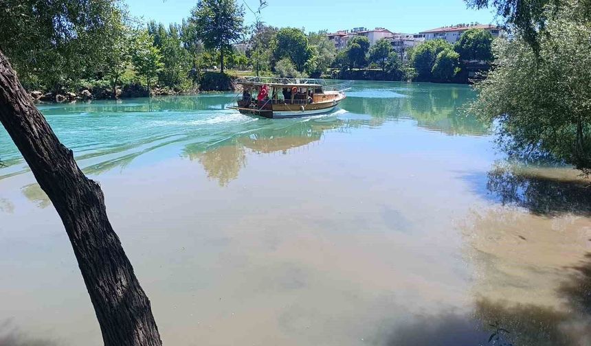 Manavgat Irmağı'nda kaynağı belirlenemeyen görüntü endişelendiriyor