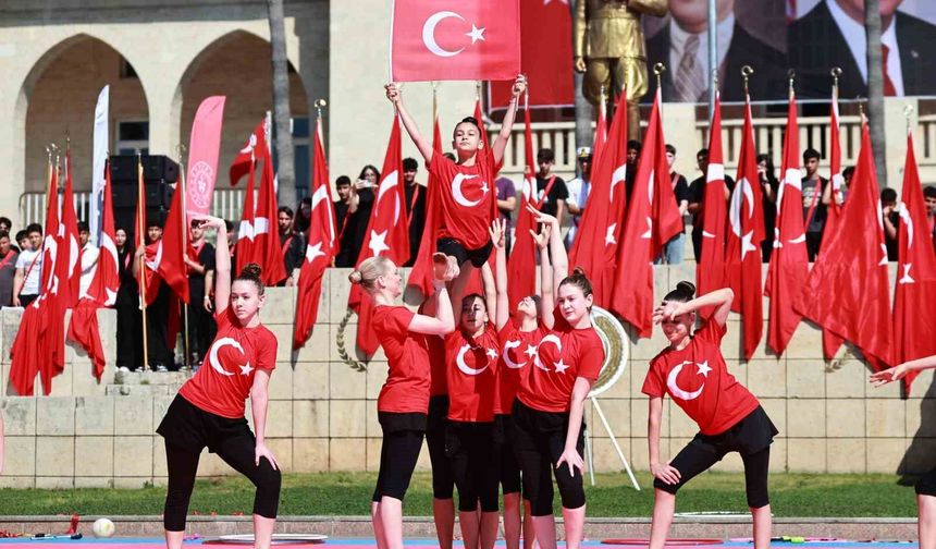 Mersin'de Gençlik Bayramı renkli gösterilerle kutlandı