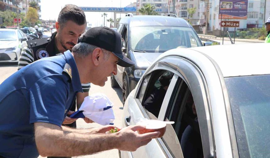 Mersin'de yoğurt ve çilek ikramlı trafik uygulaması